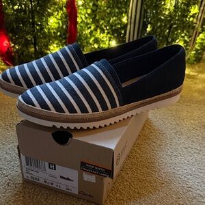 NIB women’s Clark’s “Serena Paige” suede slip on espadrilles, 8.5 W in navy